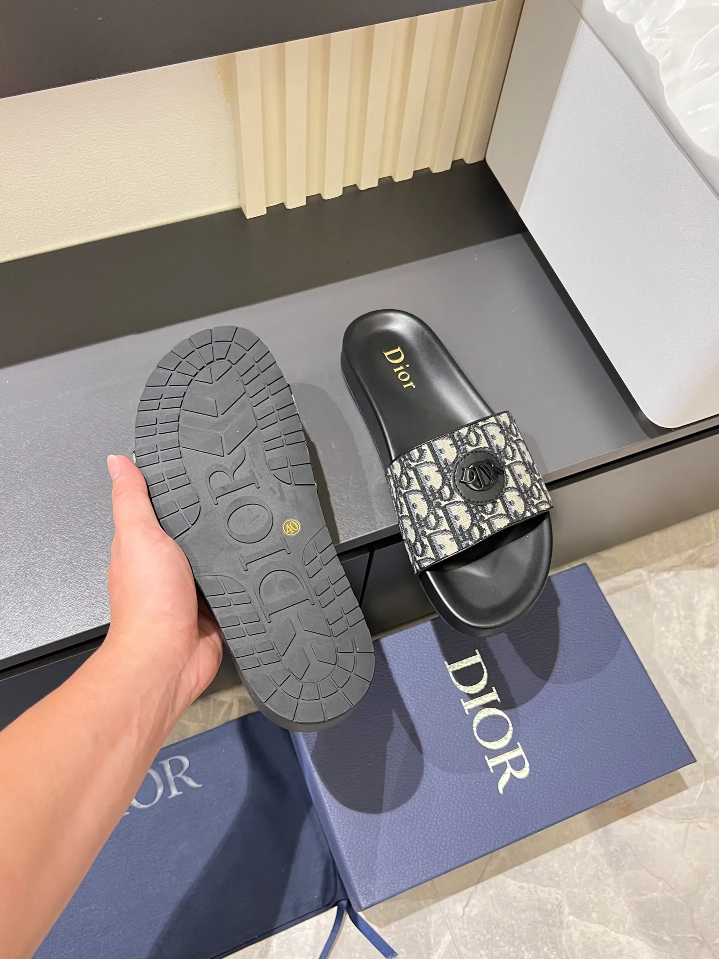 Men's men's shoes 💰p300 Size 38-45 Dior Dior's latest H-Town series Oblique thick sole slippers sandals Original purchase development and production This Dior H-Town sandals pay tribute to the classic logo of sports style and highlight Dior's high-end spirit. Crafted from black rubber with a beige and black Oblique printed upper, it's accentuated with tonal calfskin details. The rubber sole incorporates a variety of elements and is embellished with the Dior logo for a refined, futuristic look. Can be worn with shorts or jeans. Comes with exquisite packaging at the counter 🛍📦 ▪️ Fabric: Original customized imported Oblique embroidery ▪️ Lining: Imported soft sheepskin ▪️ Sole: Original molded ultra-light foam material ▪️ Bottom thickness: 4CM